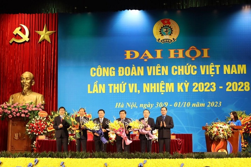 Phó Bí thư Thường trực Đảng ủy BTP vinh dự nhận “Giải thưởng cống hiến” của Công đoàn Viên chức Việt Nam
